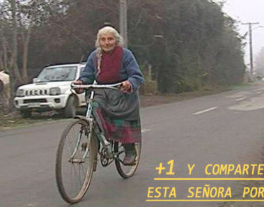 Con 90 años, Elena sigue vendiendo huevos en su bicicleta