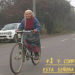 Con 90 años, Elena sigue vendiendo huevos en su bicicleta