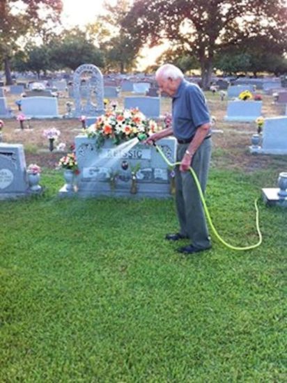 Padres visitaron la tumba de su hijo y quedaron sorprendidos al ver que de repente tenia pasto verde