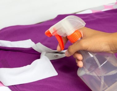 Con este aerosol casero, nunca más necesitarás planchar para quitar las arrugas de tu ropa