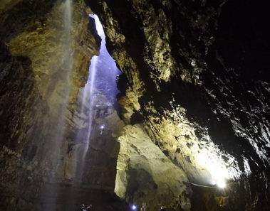 Gaping Gill | Una cascada que cae dentro de una cueva en Inglaterra