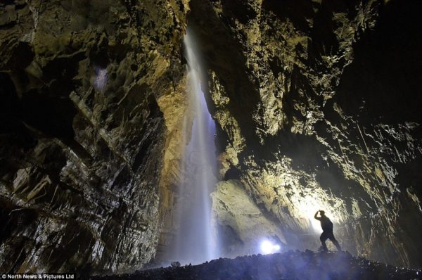 Gaping Gill mayor cascada dentro de una cueva en Inglaterra