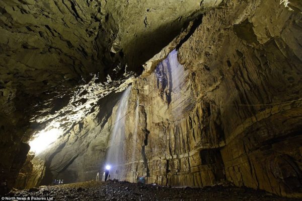 Gaping Gill mayor cascada dentro de una cueva en Inglaterra