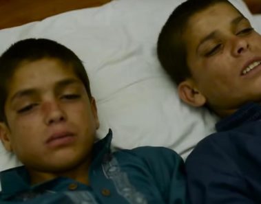 Durante el día, son 2 niños normales. Pero por la noche, ¡sus cuerpos se transforman!