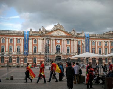 espanoles caminando capitolium tolouse