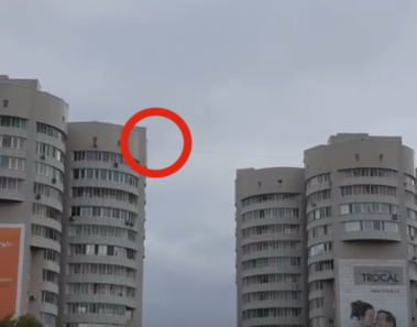 Este hombre de 34 años logró hacer equilibrio entre 2 rascacielos