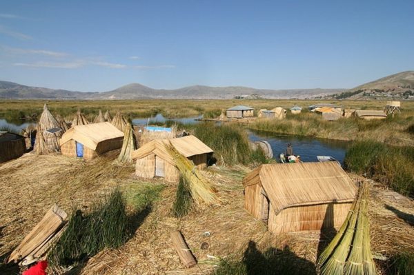 Las sorprendentes casas de las islas flotantes del Titicaca