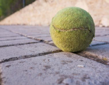 Si encuentras una pelota de tenis en el suelo, ¡NO La Toques! Esta es una advertencia de la policia