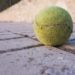 Si encuentras una pelota de tenis en el suelo, ¡NO La Toques! Esta es una advertencia de la policia