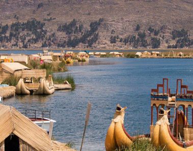 Las sorprendentes casas de las islas flotantes del Titicaca