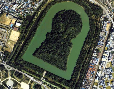 Las misteriosas construcciones con forma de ojo de cerradura en Japón