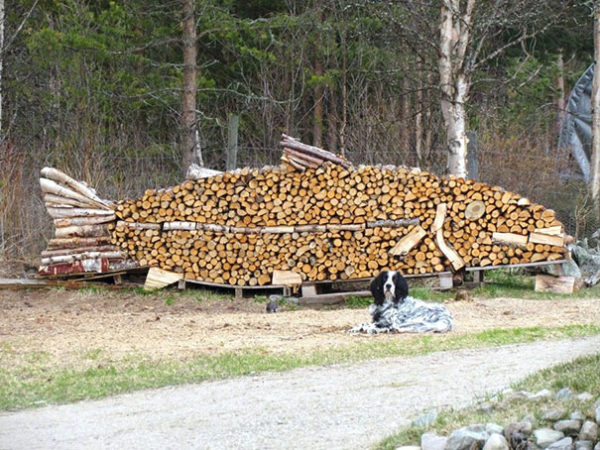 apilar leña de madera de manera artistica