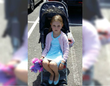 Le decían que su hija era muy grande para ir en carrito, pero la respuesta que les dio fue épica