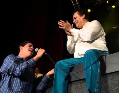 Mira lo que Juan Gabriel hizo por este joven, te dejará llorando por varios días