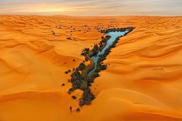 los lagos de las dunas de ihhan ubari en libia sahara