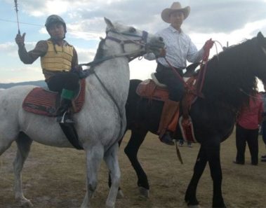 Este fue el ganador de “la chiva” en los XV de Rubí… No creerás lo que hizo con el dinero…