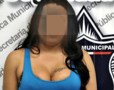 Una jovencita invitó a un amigo para ver películas