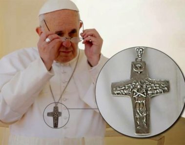 ¡La cruz que lleva el papa NO es un crucifijo de CRISTO!