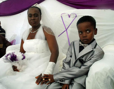 Un niño de 8 años se casó con una anciana de 61 años