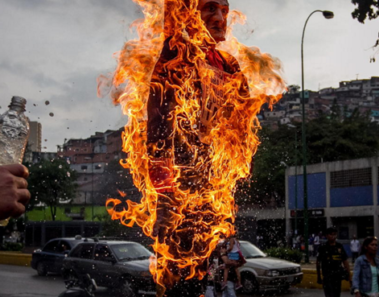 La escalofriante razón por la que se queman muñecos en Año Nuevo en Perú