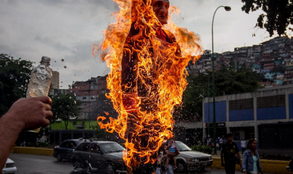La escalofriante razón por la que se queman muñecos en Año Nuevo en Perú
