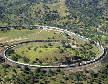 ¿Te imaginas dar una vuelta en circulo en tren? ¡Es posible en Tehachapi Loop!