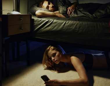 Diputados aprueban ley que da 10 años de cárcel a las mujeres que revisen el celular de su pareja
