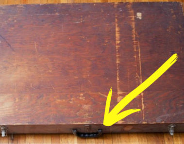 Encontró una maleta en el basurero y adentro, había algo de lo más extraño…