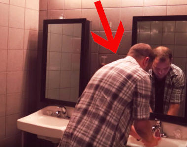 Él pensaba que estaba solo en el baño, pero lo que vio en el espejo lo dejó paralizado