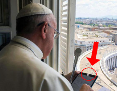 ¿Por qué el papa Francisco cubre la cámara de su iPad con un sticker?