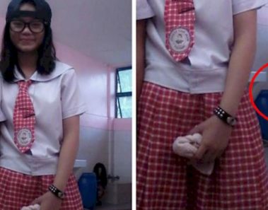 Unas adolescentes se tomaron un selfie en el instituto. Lo que había atrás de ellas te dejara estremecido…