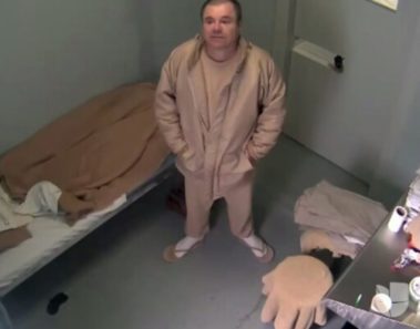 Mira el video de Joaquín “El Chapo” Guzmán en su celda minutos antes de su extradición, su mirada lo dice todo…