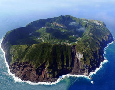 Aogashima, el asombroso pueblo japonés que vive en el cráter de un volcán