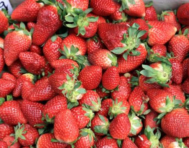 Campesinos de Guanajuato venden sus cajas de fresas a 25 pesos por culpa de los bloqueos de EU