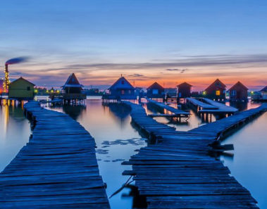 Las increíbles casas flotantes del lago Bokodi, Hungría