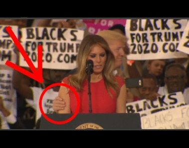 El gesto de Melania Trump luego de que Donald le tocara el brazo