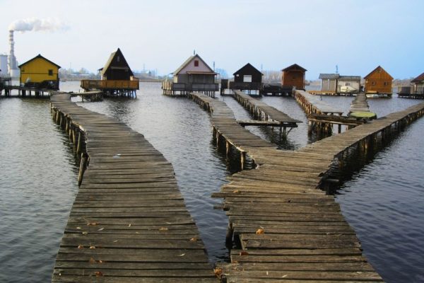 Las increíbles casas flotantes del lago Bokodi