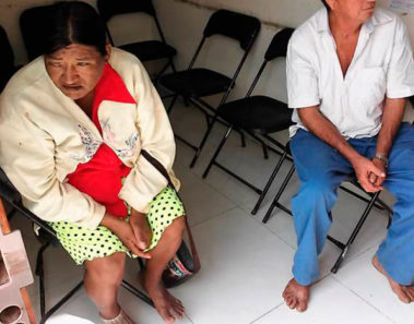 Humilde pareja de ancianos tuvo que quitarse sus sandalias para “no ensuciar” la oficina del alcalde
