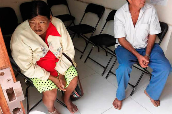 Humilde pareja de ancianos tuvo que quitarse sus sandalias para “no ensuciar” la oficina del alcalde