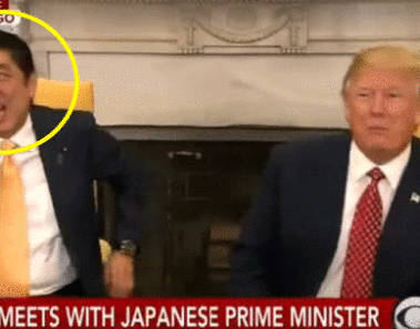 Esta es la cara del primer ministro japonés despues de un incómodo apretón de manos con Donald Trump