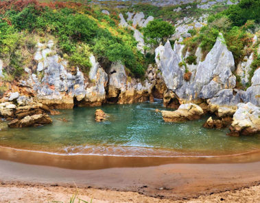La playa de Gulpiyuri en Asturias es la más pequeña del mundo