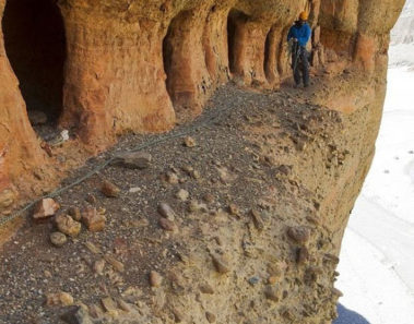 Conoce las enigmáticas cuevas de Mustang en Nepal