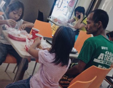 Este padre ha conmovido a todos: llevo a sus 2 hijas a comer y él solo miraba por falta de dinero