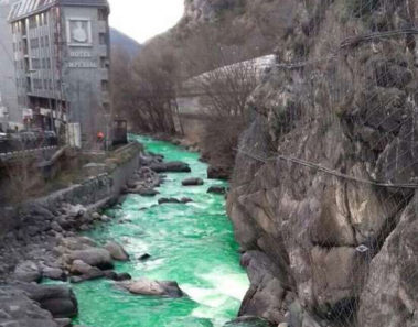 El misterioso enigma del río de Andorra que amaneció teñido de color verde