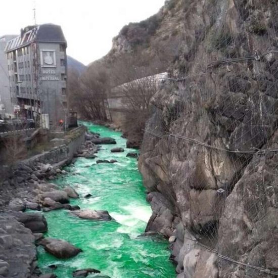 rio valira de andorra amanecio teñido de color verde