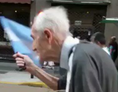Señor de 102 años da lección a jóvenes del mundo. Sale a protestar en contra de...