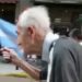 Señor de 102 años da lección a jóvenes del mundo. Sale a protestar en contra de...