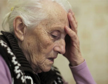 Le pidió a su esposo que sacara a su anciana madre de su boda y entonces, él hizo lo impensable…