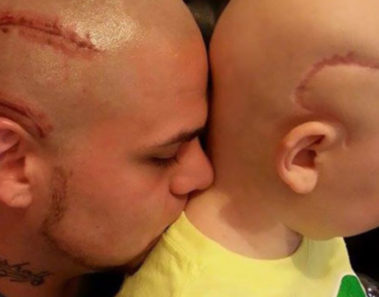 El padre que se tatuó la cicatriz de su hijo en la cabeza ha recibido una noticia que lo dejó devastado