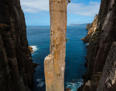 Totem Pole, un columna de piedra de 70 metros en Tasmania, Australia